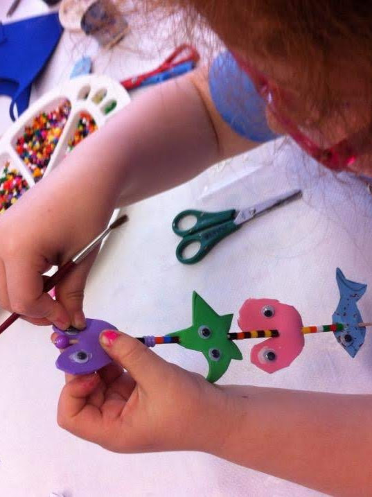 niños pintando. trucos y consejos para hacer manualidades con niños en casa